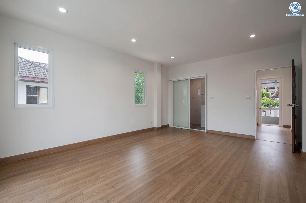 บ้านมือสองตกแต่งใหม่ โครงการ บ้านพิมาน ปิ่นเกล้า-กาญจนาภิเษก เนื้อที่ 103 ตร.ว. ฟังก์ชัน 4 ห้องนอน 3 ห้องน้ำ 1 ห้องอเนกประสงค์ จอดรถได้ 2 คัน บนทำเลเดินทางสะดวก ติดถนนกาญจนาภิเษก เชื่อมต่อหลายเส้นทาง ใกล้ทางด่วน "กาญจนาภิเษก" รถไฟฟ้า "สถานีหลักสอง" และเดอะมอลล์บางแค